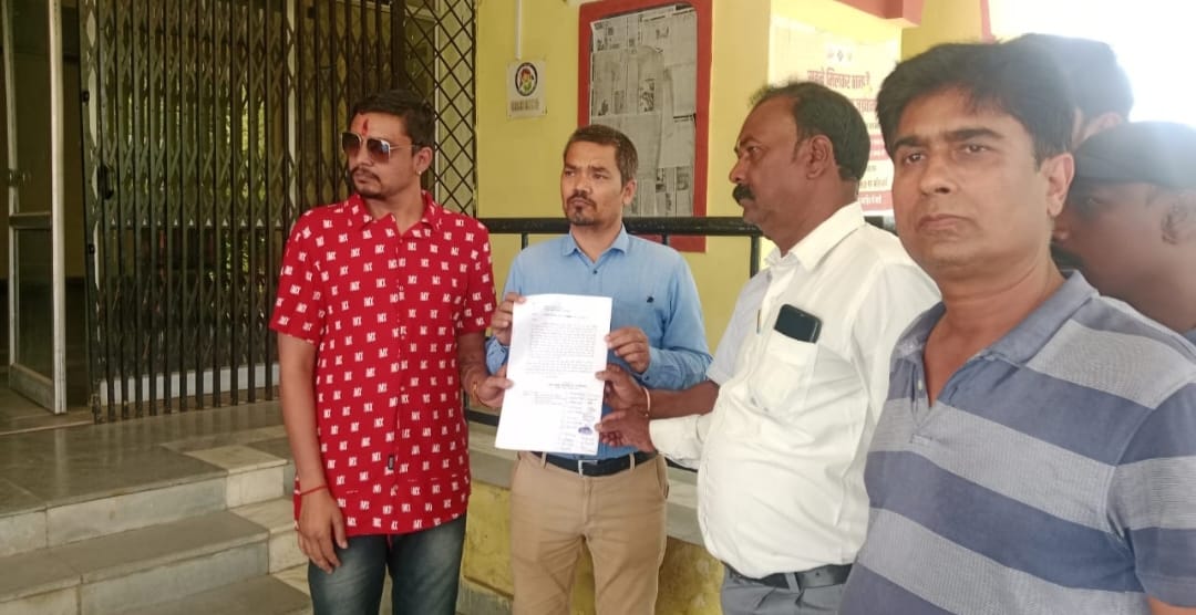 ज्ञापन सौंपा हुए वार्डवासी