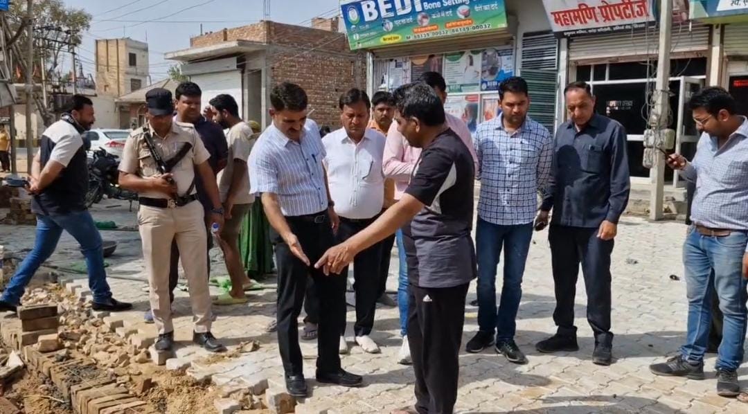 District Municipal Commissioner sent road samples for testing, instead of calling the complainant, BJP leaders reached the spot.