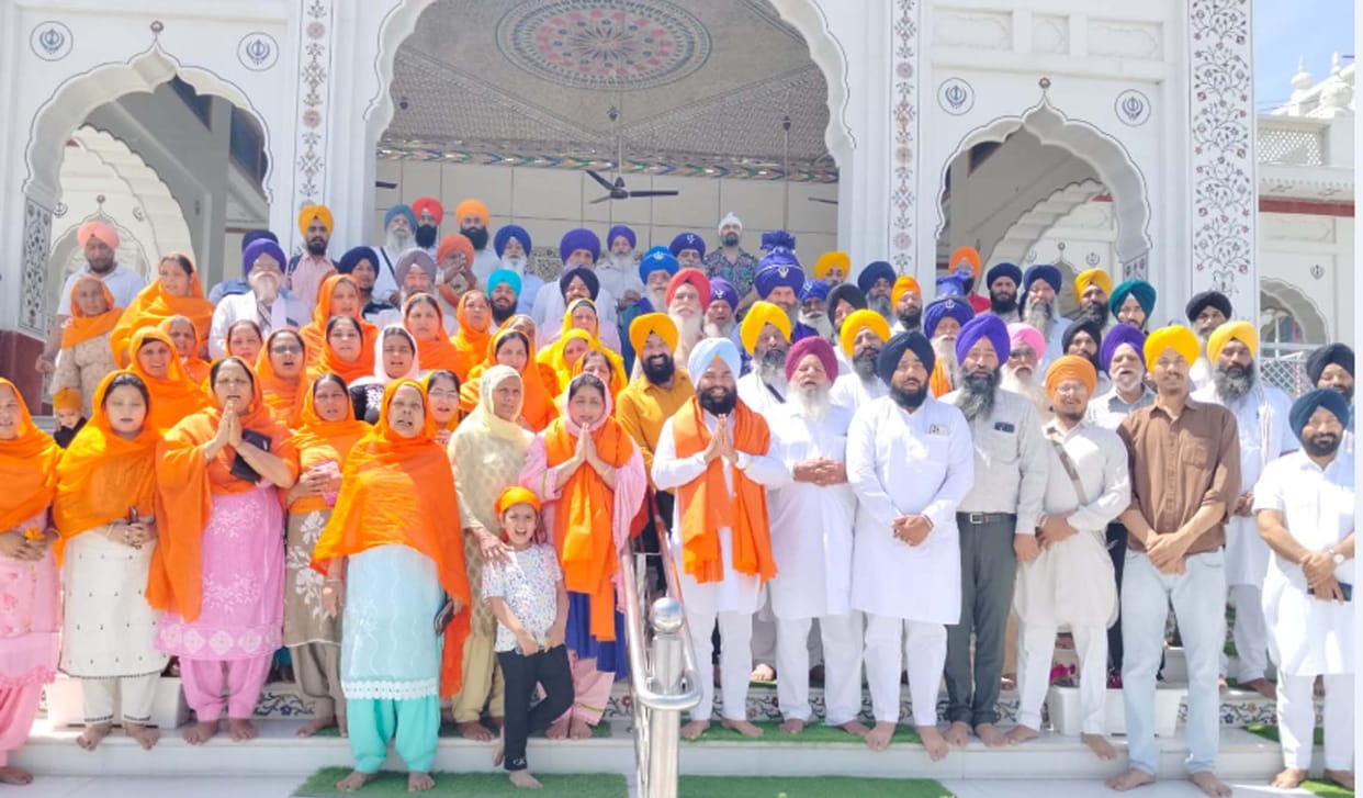 Ravindra Kaur bowed before Guru Granth Sahib