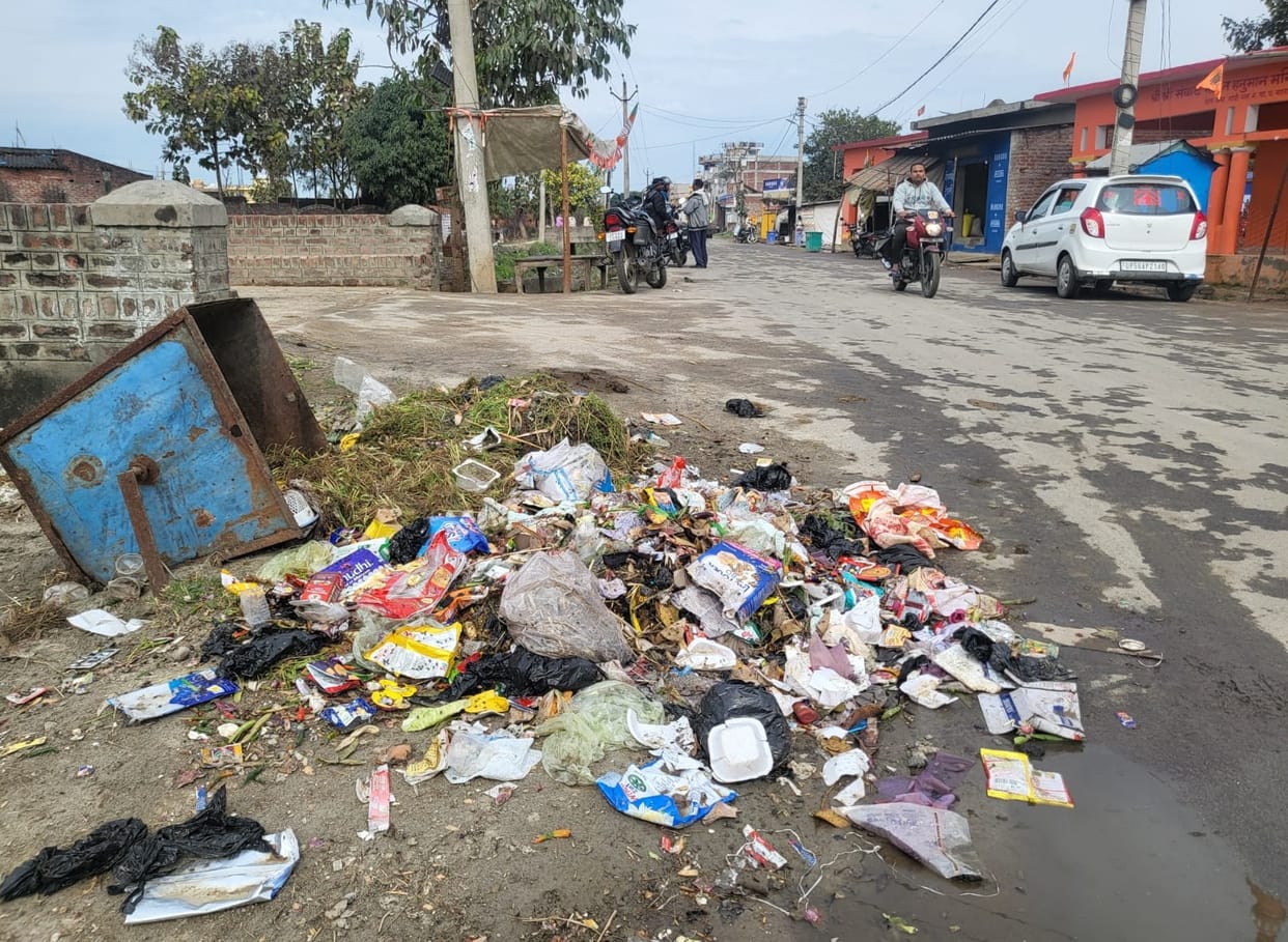 Nagar Panchayat workers on strike, pile of filth in the city