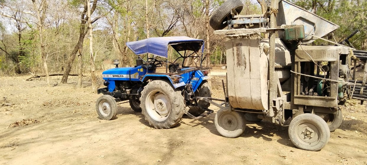 Husband dies due to collision with tractor in Bela village of Damoh. Shocked wife commits suicide