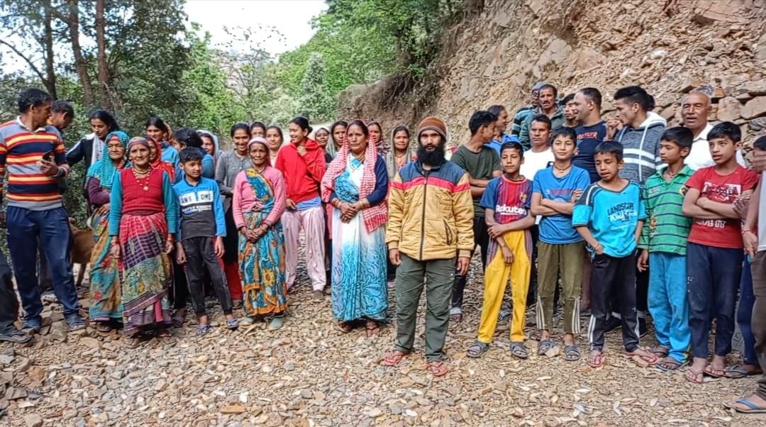 Demonstration of villagers for asphalting on Marodakhan-Bantoli road
