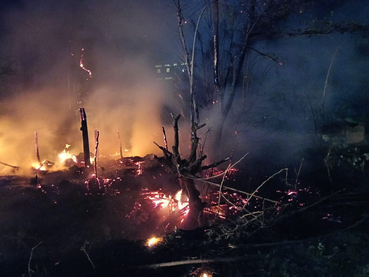 Fire havoc: four huts burnt, girl burnt