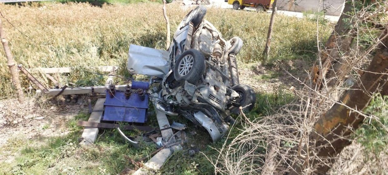 Fortuner car collides with electric transformer and overturns, passengers survive safely