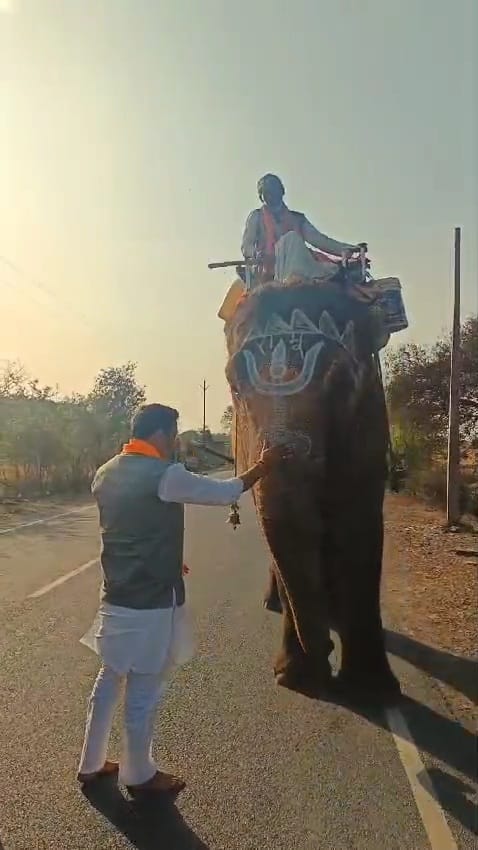 Damoh Lok Sabha candidate Rahul Singh gets support from Gajraj, asks for blessings that God should reach Delhi