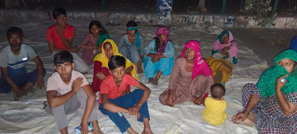 Angry family members sat on strike outside the Mini Secretariat due to non-arrest of the accused, woke up on assurance