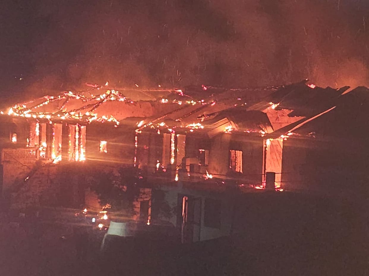 A massive fire broke out in Bakhali in Lada village, 14 houses burnt