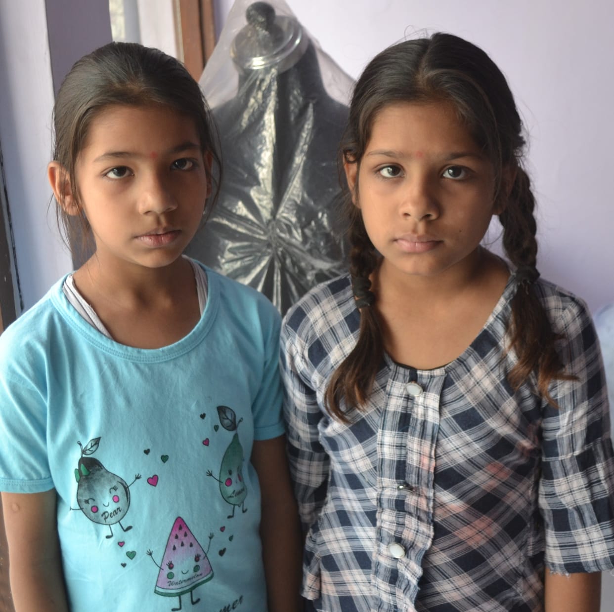 Thug removed earrings from two sisters going home from school