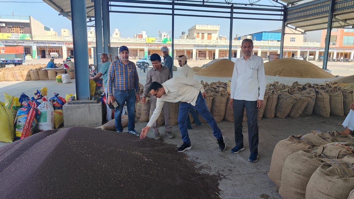 SDM reached the market and learned about the problems of the farmers.