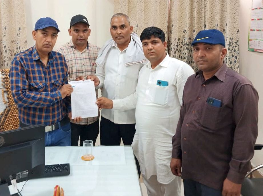 Roadways workers protest against closure of workshop