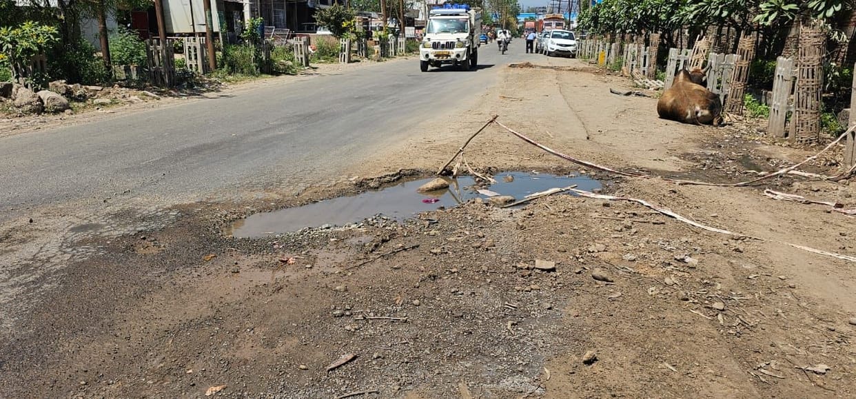 People troubled by dirty sewer water on Baddi-Barotiwala road