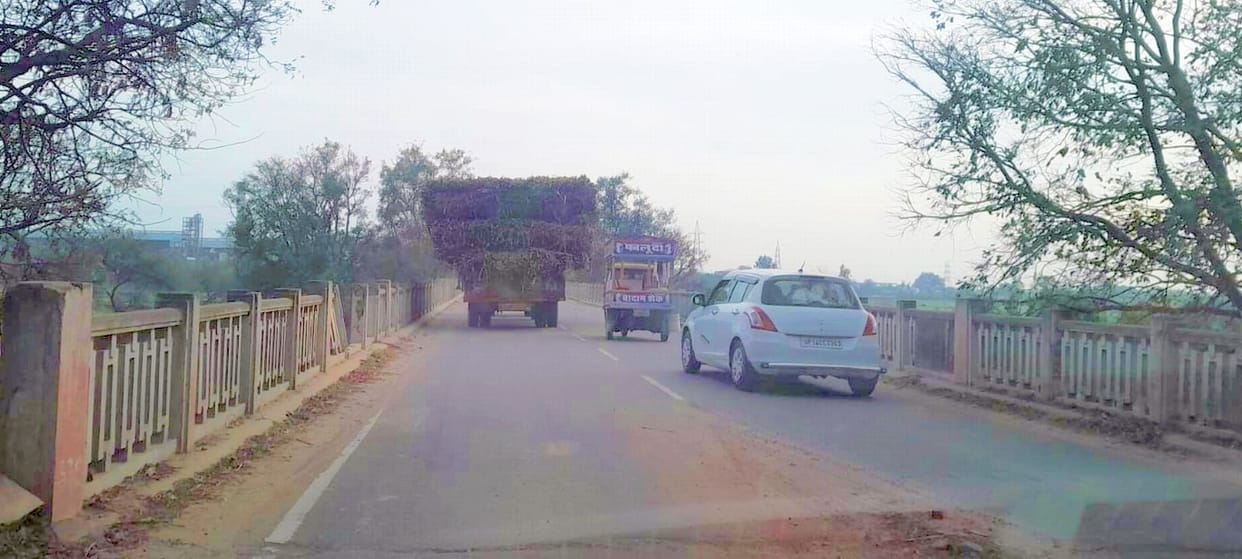 Despite PWD's ban, heavy vehicles passing through the damaged bridge of Sot river