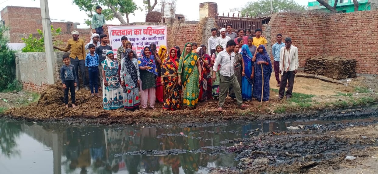 Women demonstrated against waterlogging