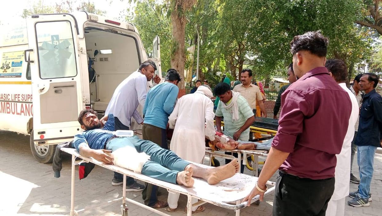 Motorcycles collide head to head in Dariyapur, four injured, referred to Agroha