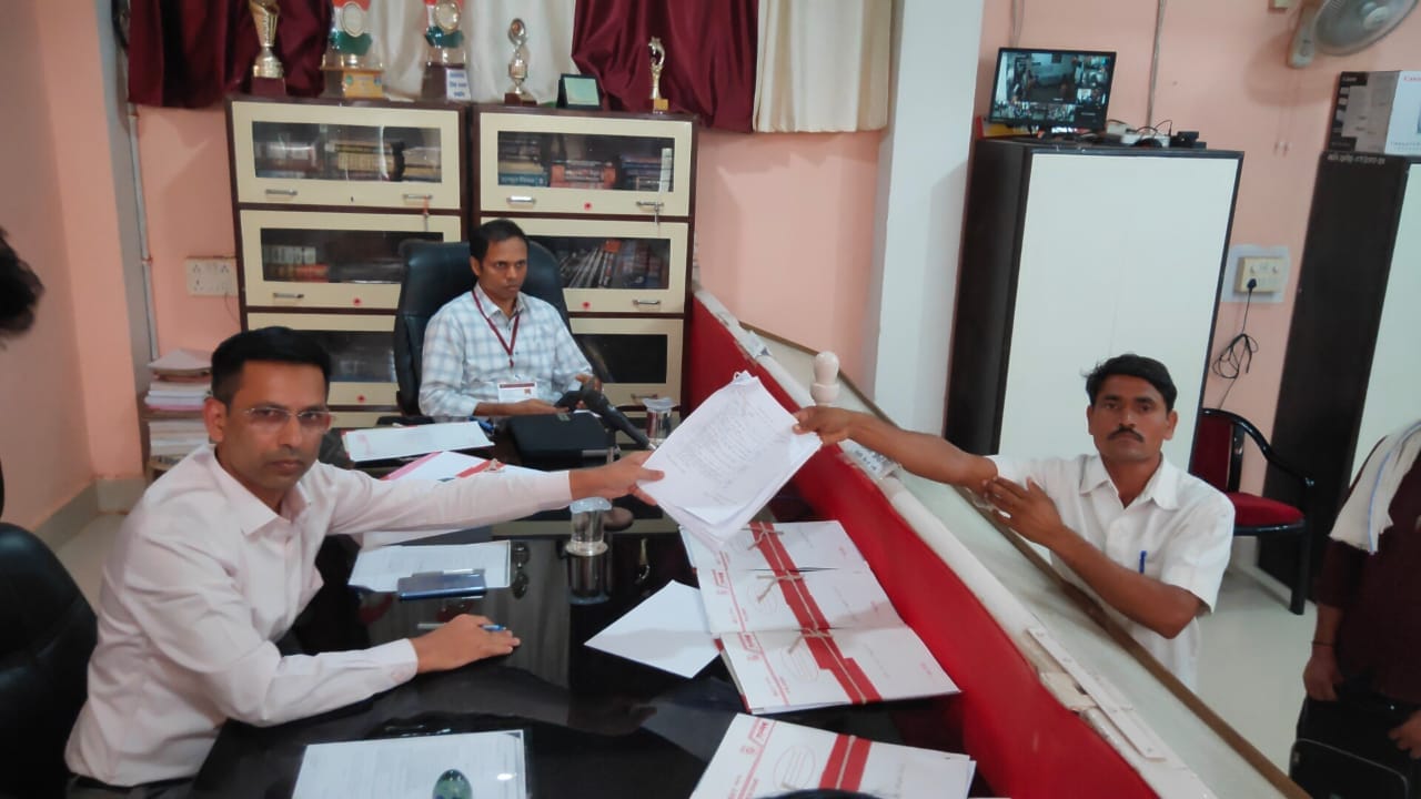 नामांकन जमा करते प्रत्याशी (सांकेतिक)