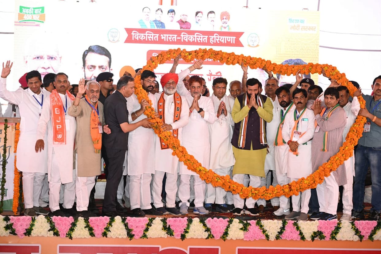 BJP workers welcoming the Chief Minister by garlanding Ratia with flowers.