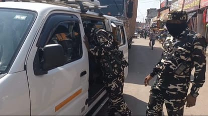 सोनौली बॉर्डर पर जांच करती एसएसबी।