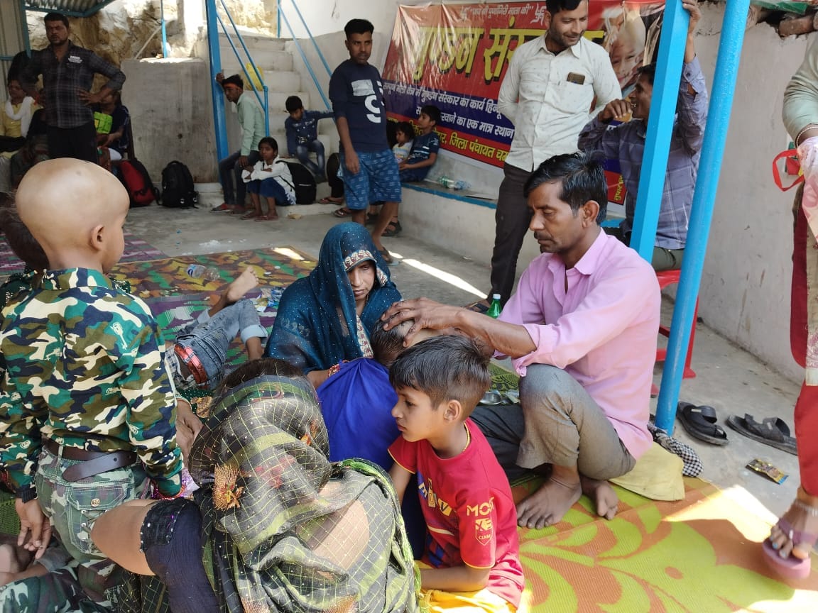 Devotees are also getting children shaved in Poonagiri Dham.