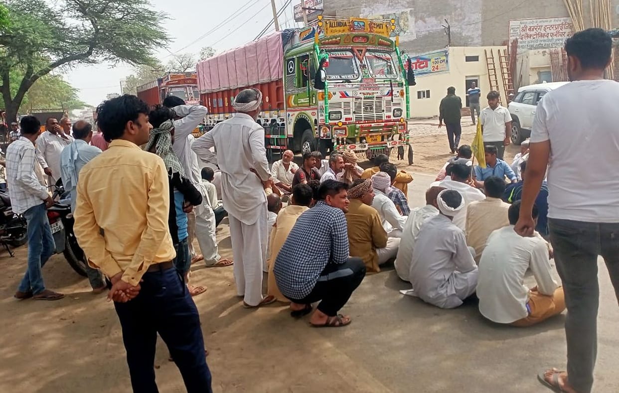 Farmers blocked the Tosham Mandi gate in protest against the delay in weeding.