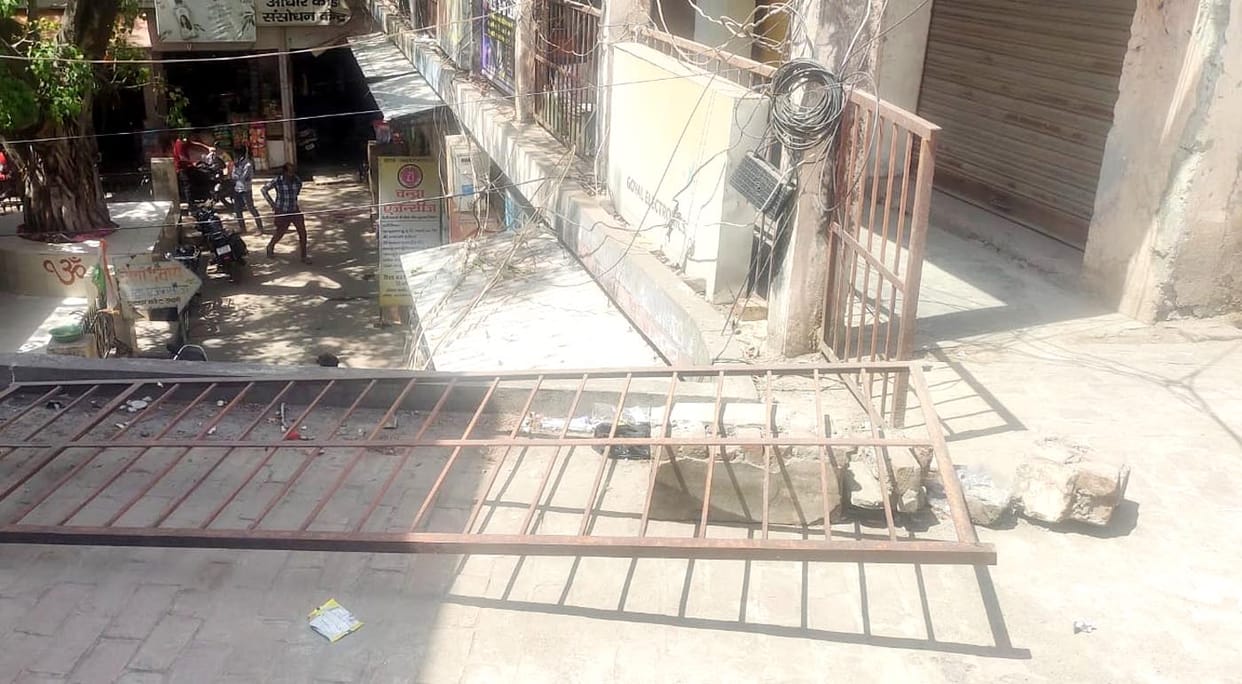 Iron grill falls in Ujhani's Ghantaghar market, young man narrowly escapes