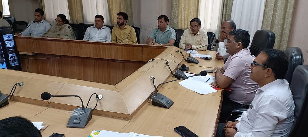 Concerned departments should monitor the sale of illegal liquor: Meena