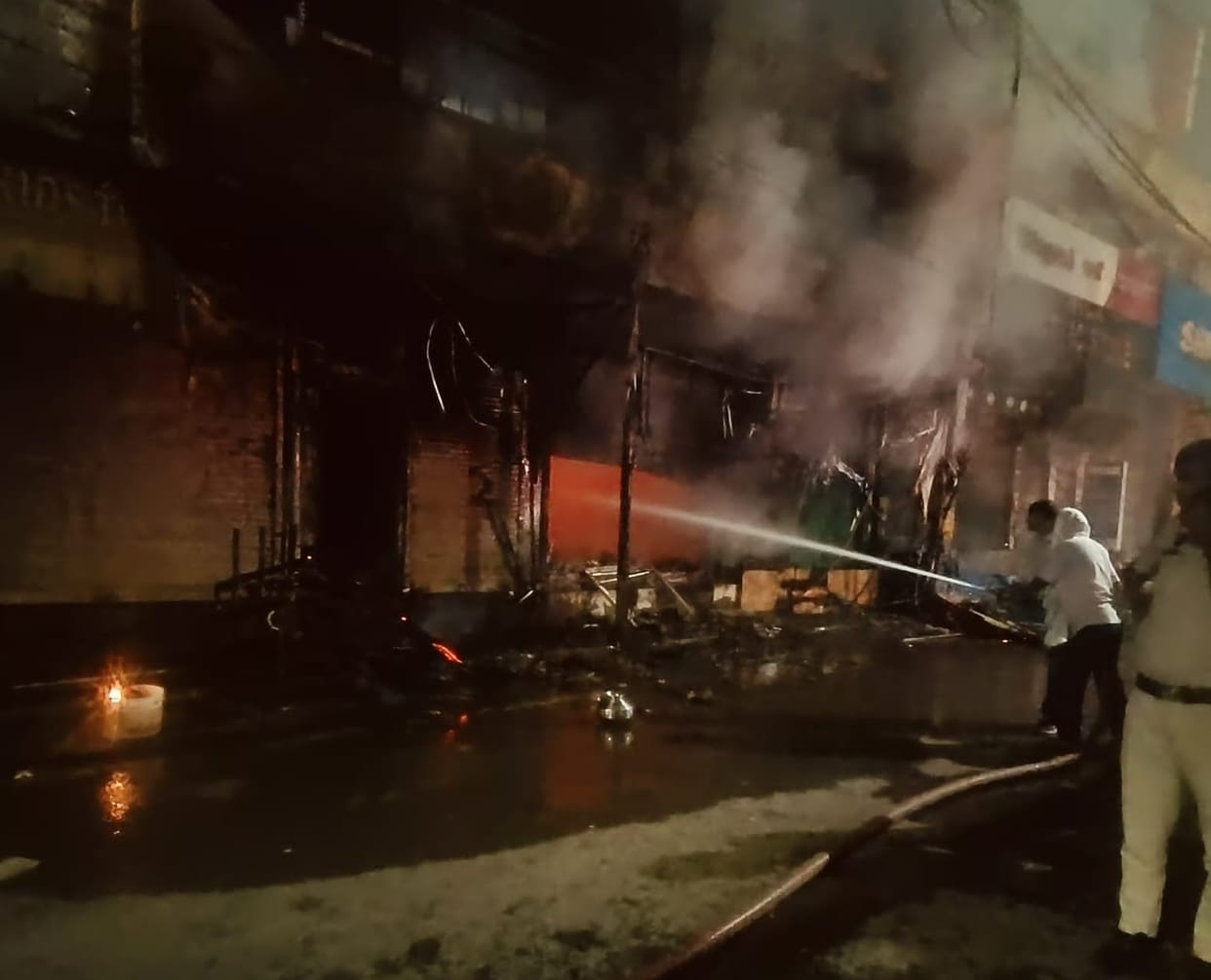 Businessman got entangled in dialing 101, two shops burnt to ashes before fire brigade arrived