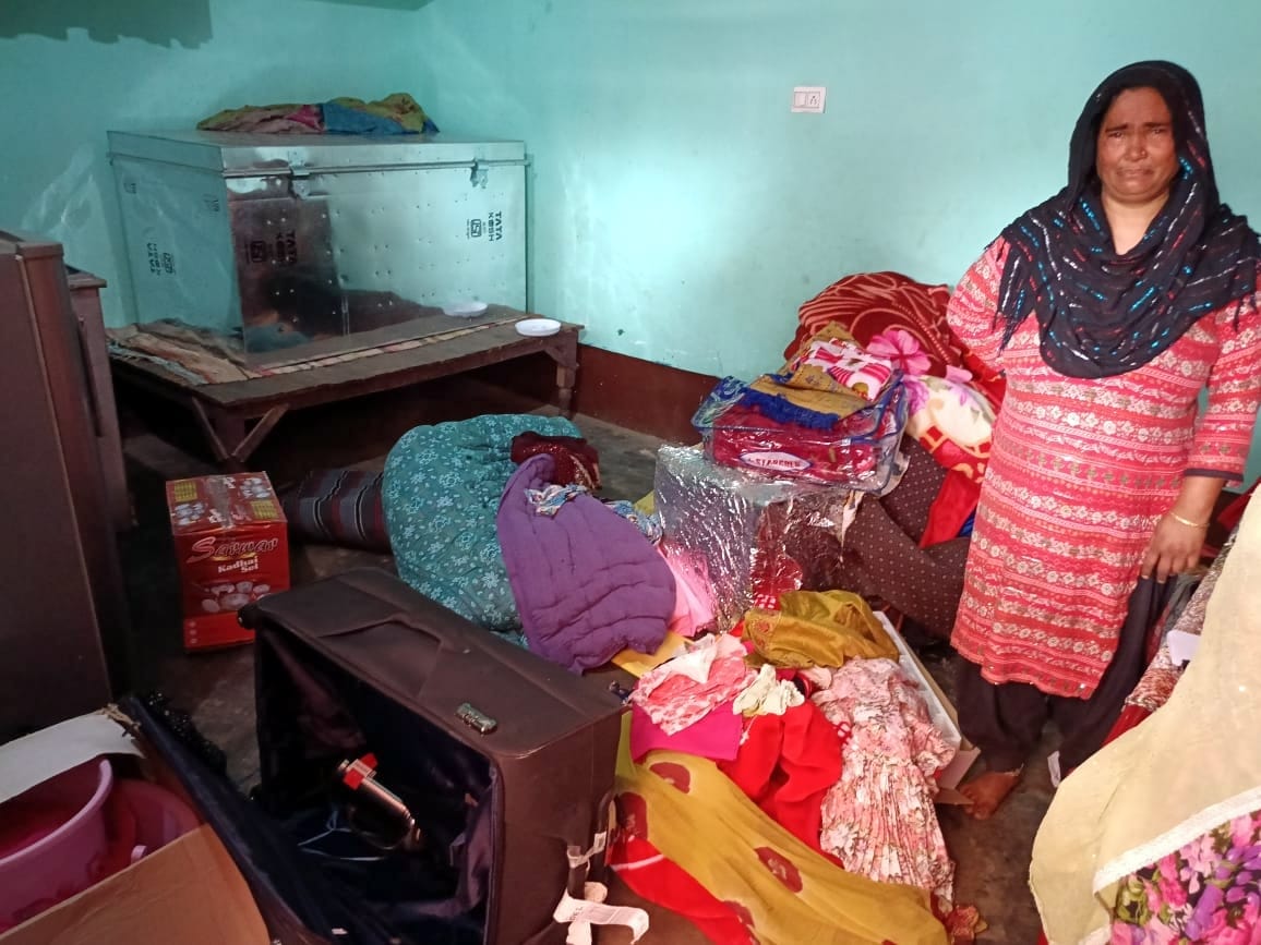 Loot worth lakhs by taking family hostage