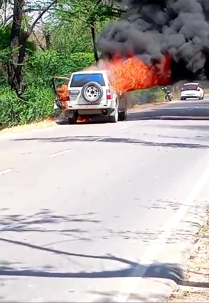 A moving car caught fire on the road, the driver jumped to save his life