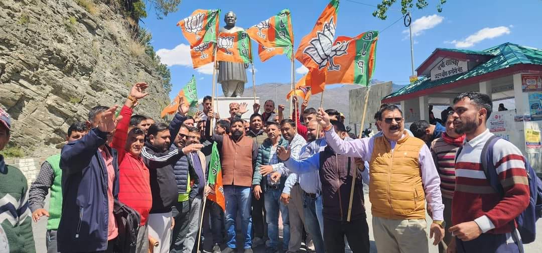 Workers set up tea stall on BJP's foundation day