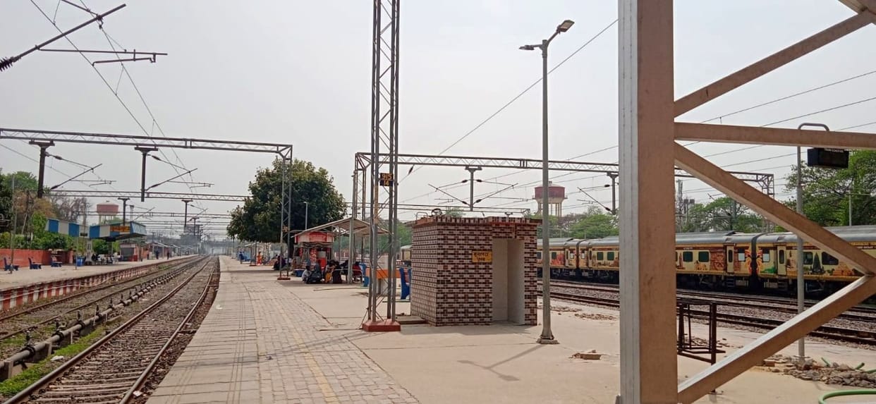 Adequate arrangements to ensure that tin shed does not sit on the platform