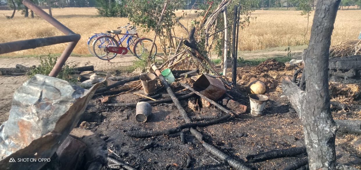 Hut reduced to ashes due to LPG cylinder explosion, people narrowly escaped