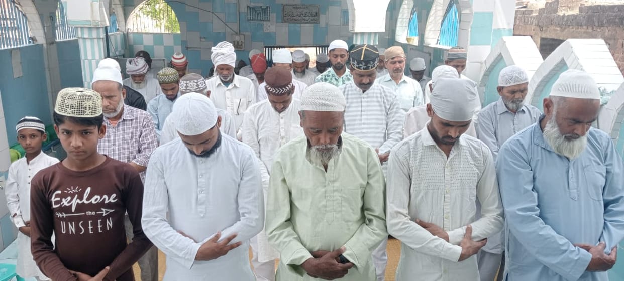 The fasting people offered their farewell prayers