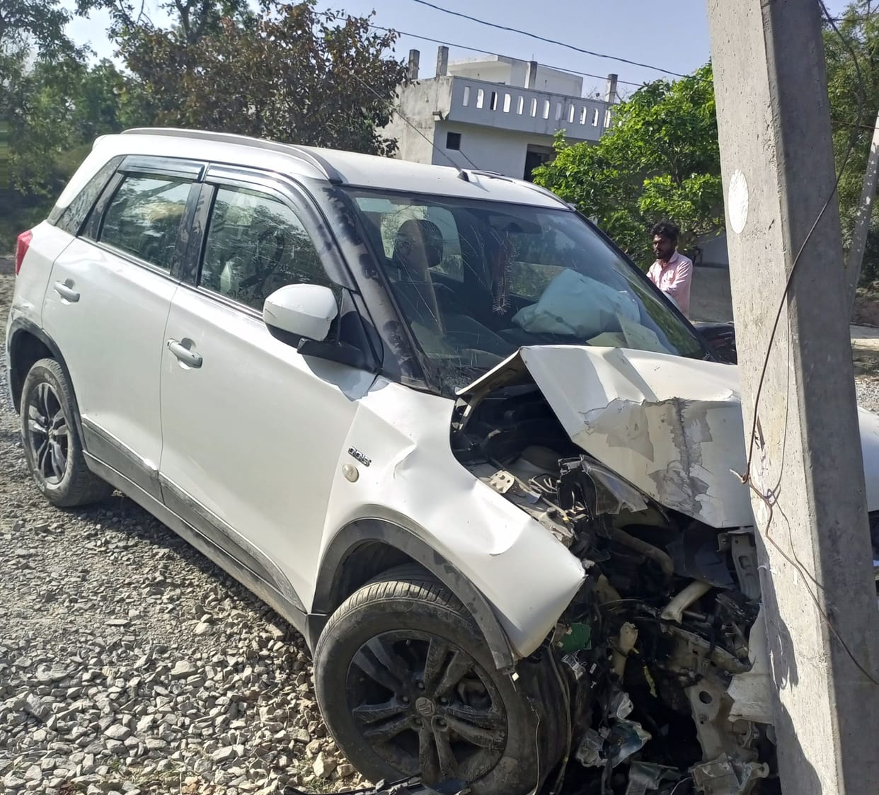 Uncontrolled car collides with a pillar, youth dies