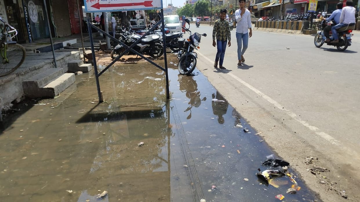 City drains overflowed, water spread on the road