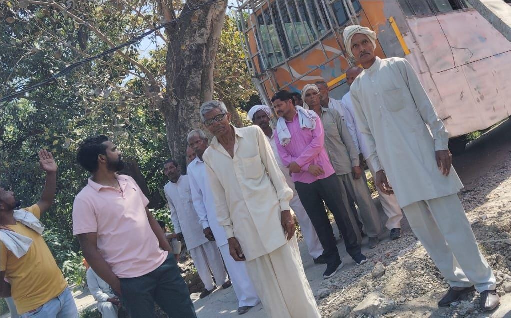 A pillar fell on a bus going to a public meeting, there was chaos due to the spread of electric current.