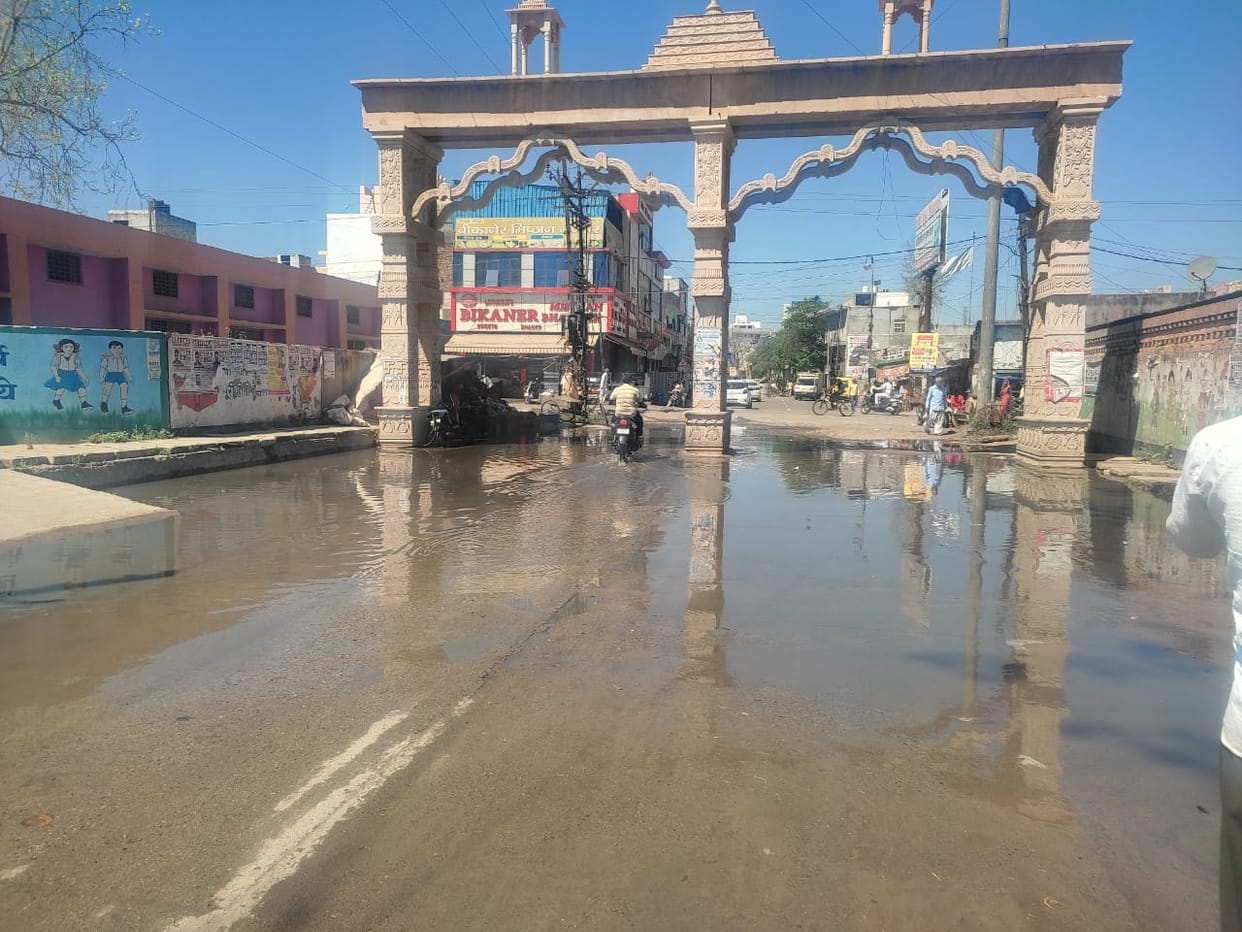 Drains blocked in front of government school at Bikaner Chowk, dirty water spread on the roads