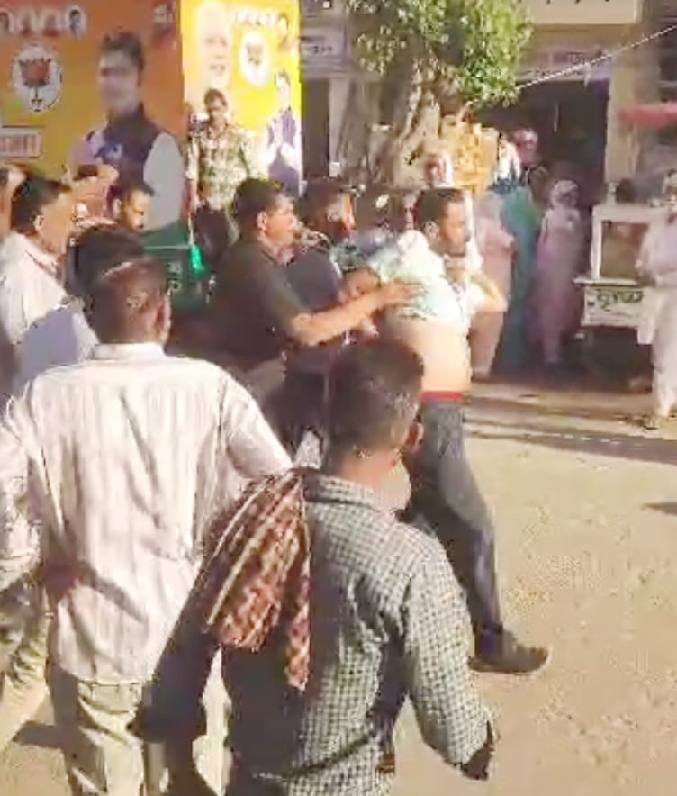 Farmers created ruckus and showed black flags at CM Nayab Saini's rally.