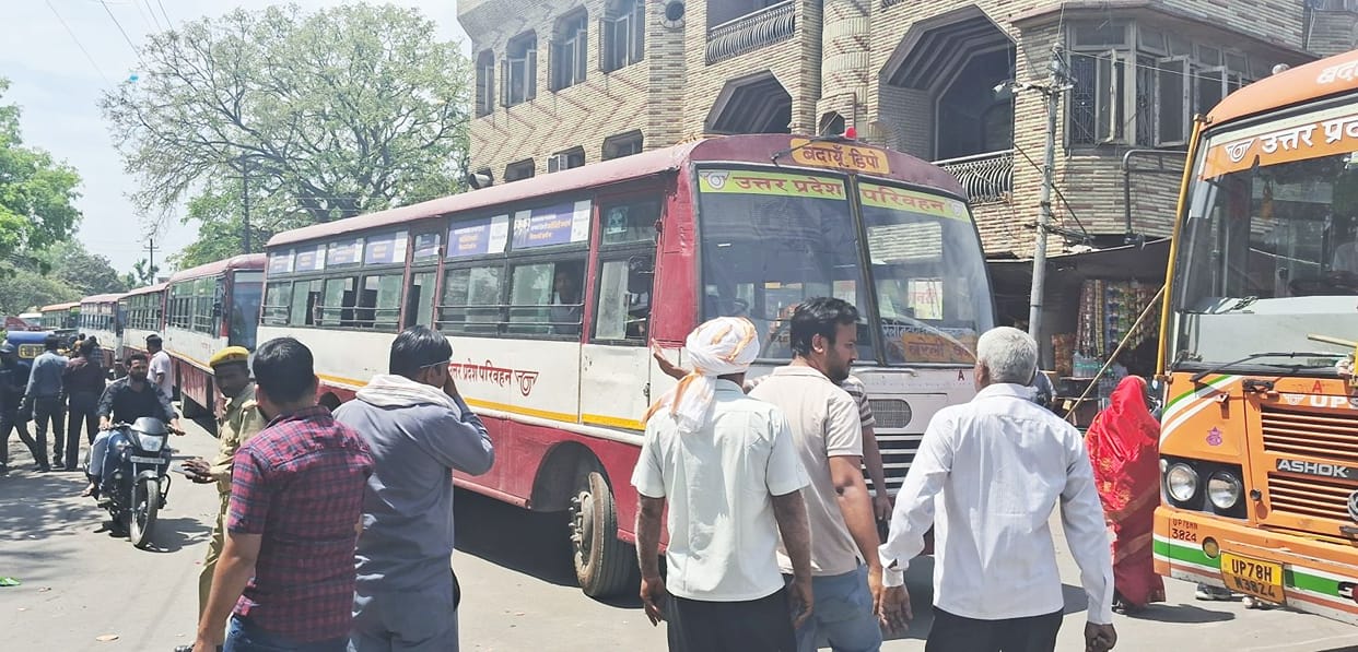 There is jam at the intersection due to not allowing outside buses to enter the roadways premises.