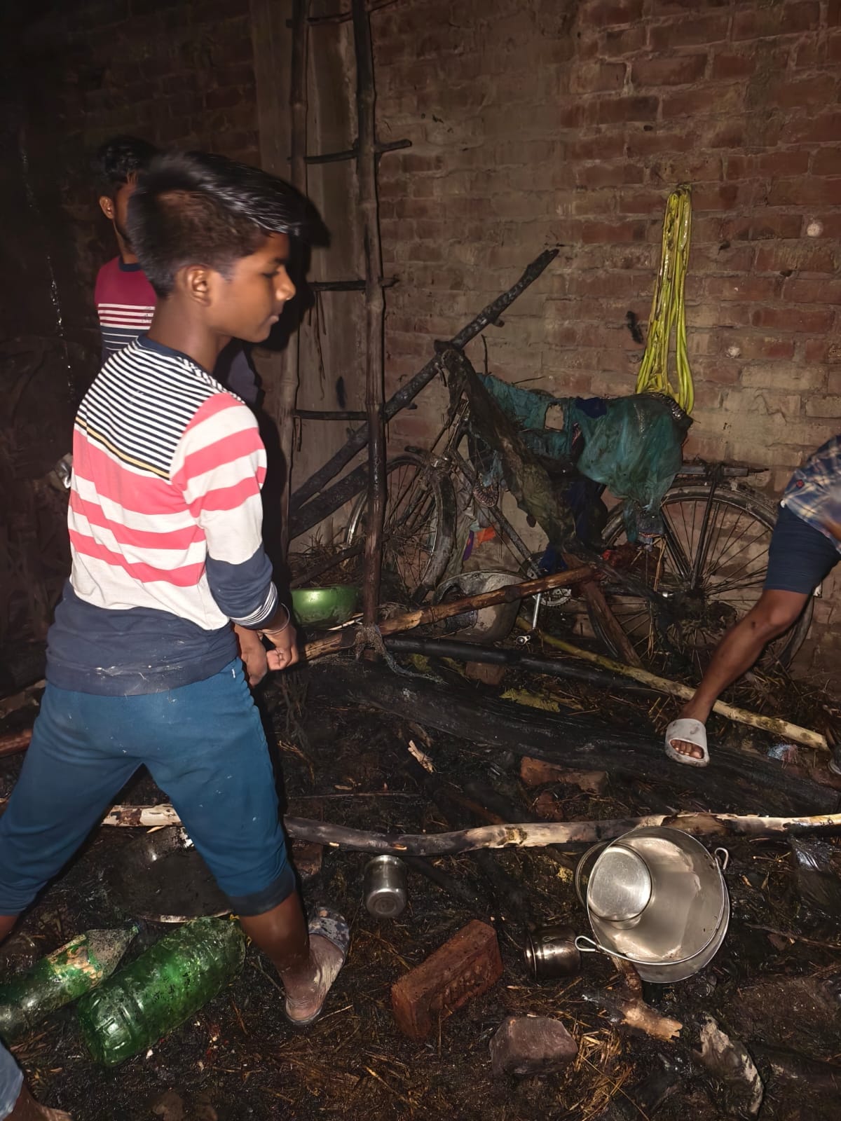 Fire broke out due to spark from stove, three houses burnt down