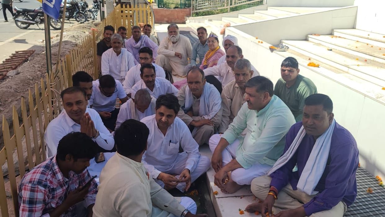 AAP workers protest and fast in protest against Kejriwal's arrest