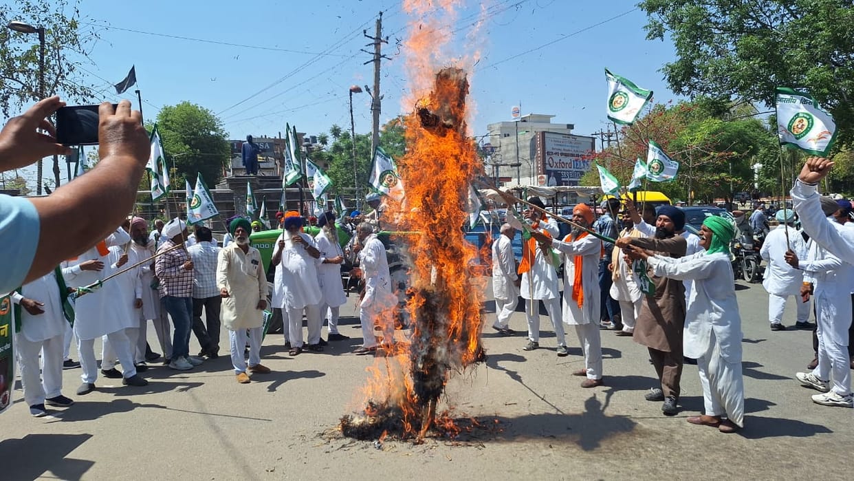 Farmers protested, expressed displeasure over Chief Minister calling him a rowdy