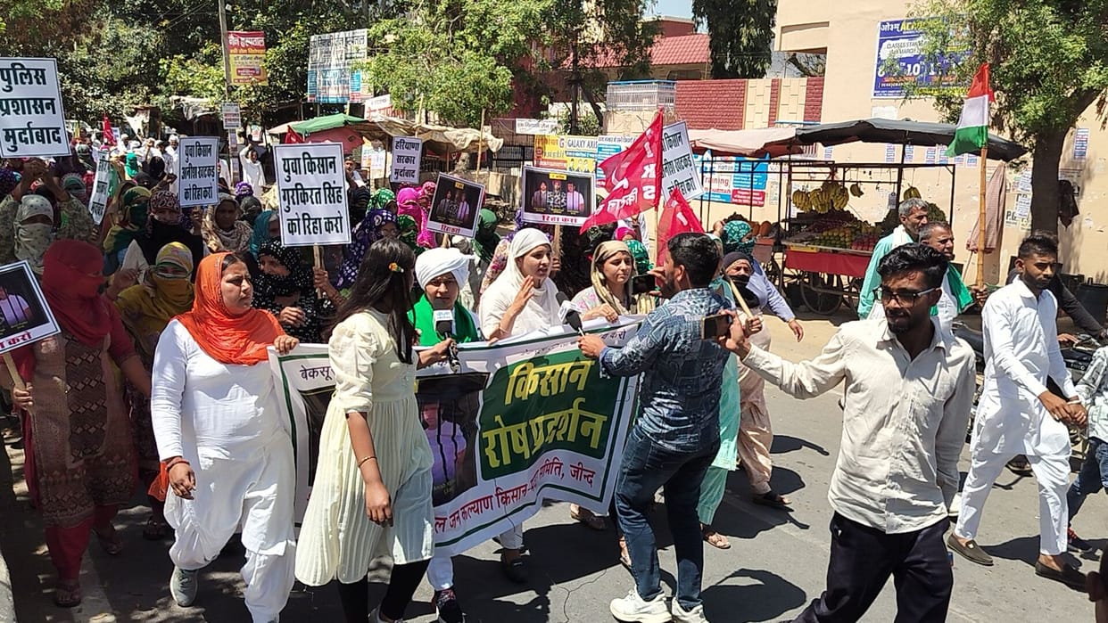 Farmers protest and burn effigy of government for not releasing farmer leader