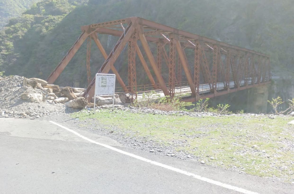 Instead of repairing the red bridge, it was closed by pouring mud