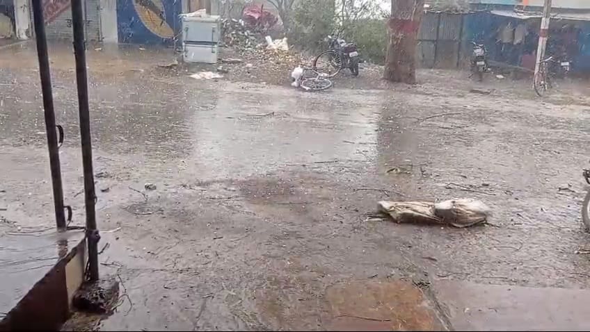 Weather changed in Damoh, heavy rain with hail, threshing work of farmers affected