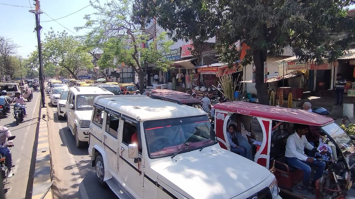 Two trucks broke down in the city, people were troubled by the traffic jam.