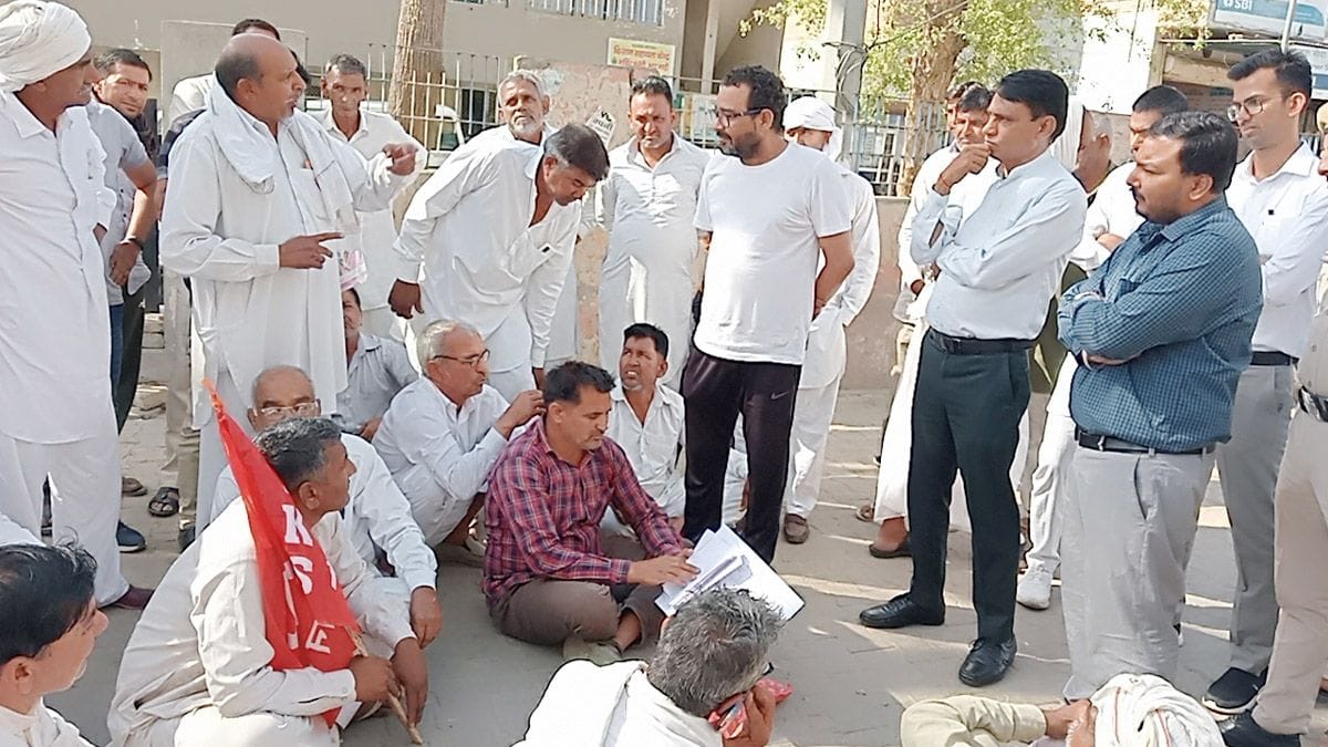 Disturbance in the portal, Kisan Sabha protested by closing the gate of the grain market
