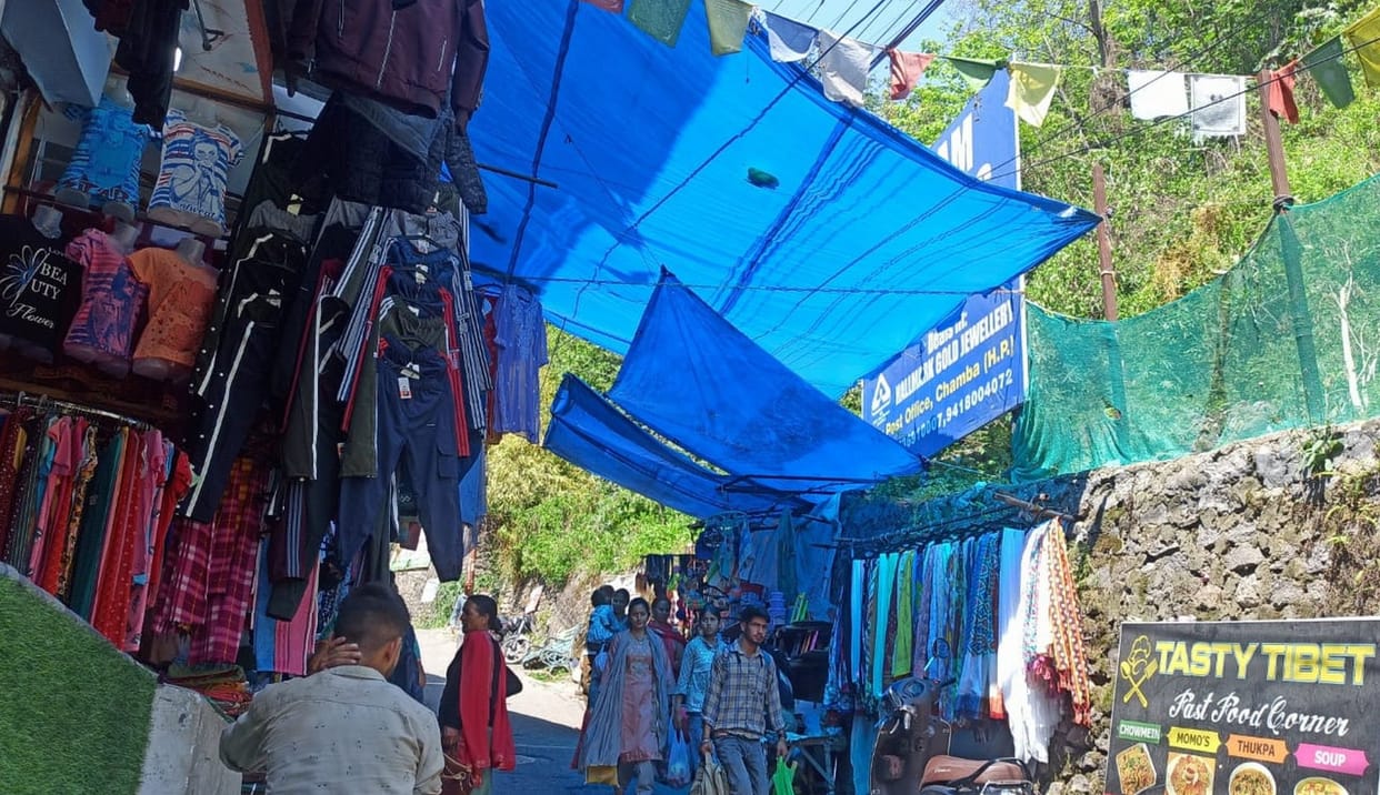 Goods decorated on the road, everyone is getting worried