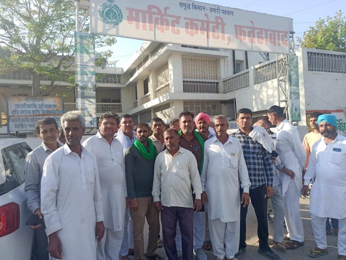 Farmers upset due to stoppage of mustard purchase, demonstrated in front of Market Committee office