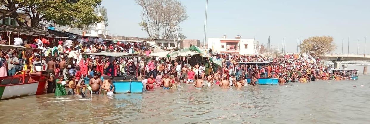 Devotees gathered at Ganga Ghat on Somvati Amavasya