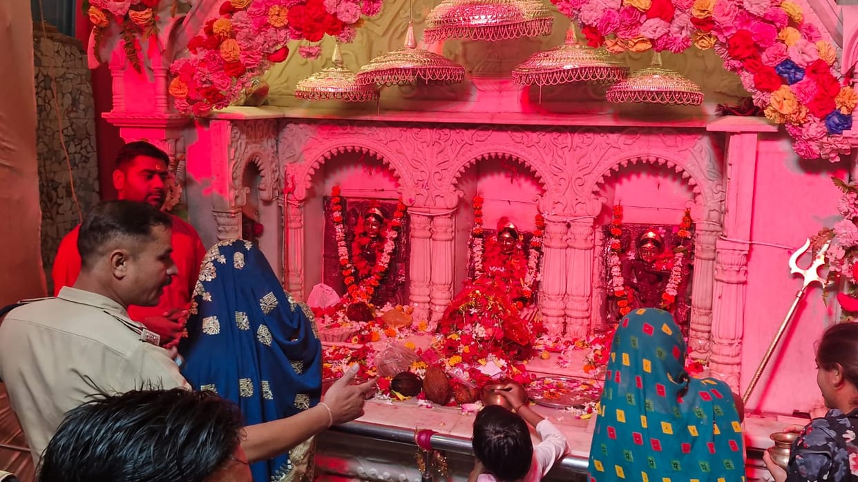 Thousands of devotees reached the court of Badi Devi, the family deity of Hazari family in Damoh